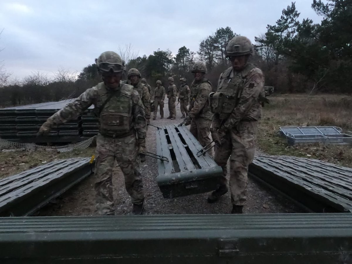OC_5AES's tweet photo. 5 AES on Ex SWINTON RUN, testing our Armoured Engineering capability on Salisbury Plain for two weeks. 
#ArmouredSappers #NilDesperandum #5AES https://t.co/JXXMi9UVgE