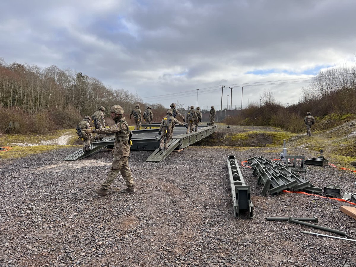 OC_5AES's tweet photo. 5 AES on Ex SWINTON RUN, testing our Armoured Engineering capability on Salisbury Plain for two weeks. 
#ArmouredSappers #NilDesperandum #5AES https://t.co/JXXMi9UVgE