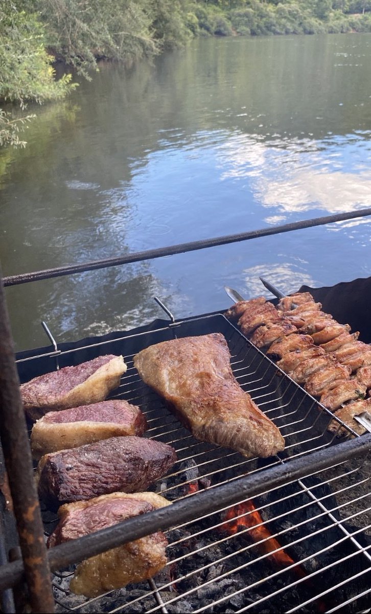 angeloafonso's tweet photo. @diogo_rossi @LucasCollar Mas tô esperando vocês para um churrasco enquanto navegamos pelo Rio Taquari. Até porque vocês só não gostam dos clubes do interior, né? Com o interior em si nada contra, espero! 🤣🤣 https://t.co/fjx5sJ48Jc