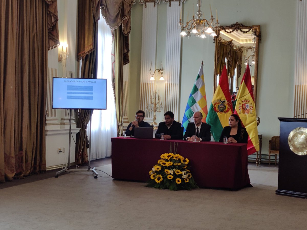 MRE_Bolivia's tweet photo. 🔴Sigue en vivo la presentación del Buscador de becas para estudios en #España. 
https://t.co/CMsnI4olRE https://t.co/UZoUIaF88S