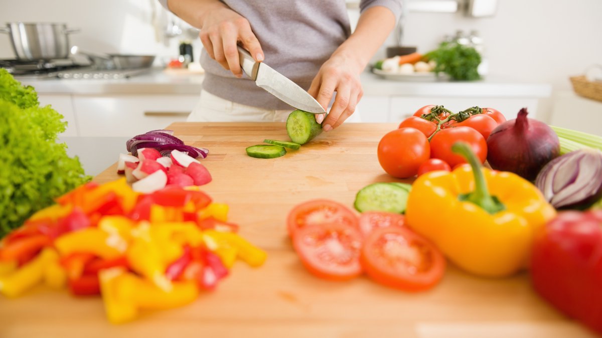 It's myth-bust Monday. Myth: eating certain 'superfoods' such as kale and acai berries will prevent cancer. Truth: ‘Superfood’ is a made-up marketing term that has no actual definition. There is no single food that can prevent or cure cancer.  aicr.org/cancer-prevent…