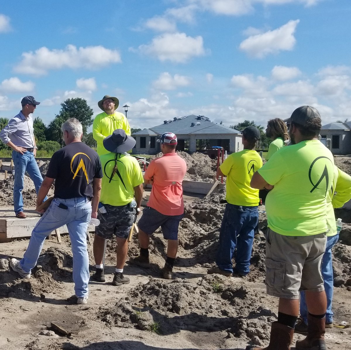 GeoPointSurvey's tweet photo. FIELD TRIP!!! 📢 The directors of our #surveyandmapping dept took the lot survey team onsite to show the Standards of Practice. Invaluable training to connect all the dots in our project development process from field to office!👌

#settingthestandard #crewculture #onpoint https://t.co/NrVoSleX7v