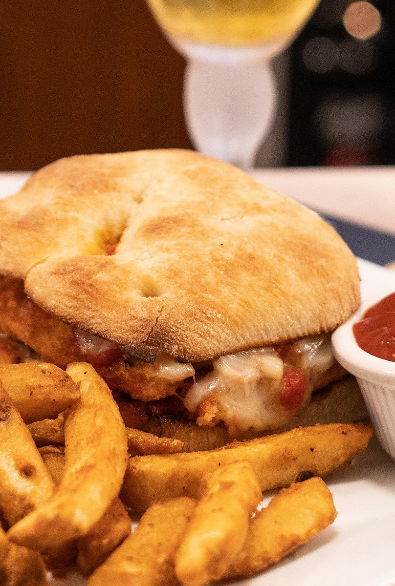 TheColumbiaInn's tweet photo. Our Milan Sandwich is coming in hot 🔥 Chicken breast with herbed bread crumbs, sautéed in olive oil and baked with Parmigiano, mozzarella, and marinara sauce!
#NJBars #Sandwiches #Lunch #ColumbiaInn #MontvilleNJ https://t.co/PpxMpTwnNN