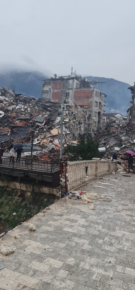 zeyneppekcan_'s tweet photo. Rana apartmanı, ailemizden haber alamıyoruz. Lütfen yardım edin #deprem #DepremiOldu #hatay #hataydepremi #antakya #acil #ranaapartmanı #DEPREMOLDU #depremhatay https://t.co/CgxSSomiJT