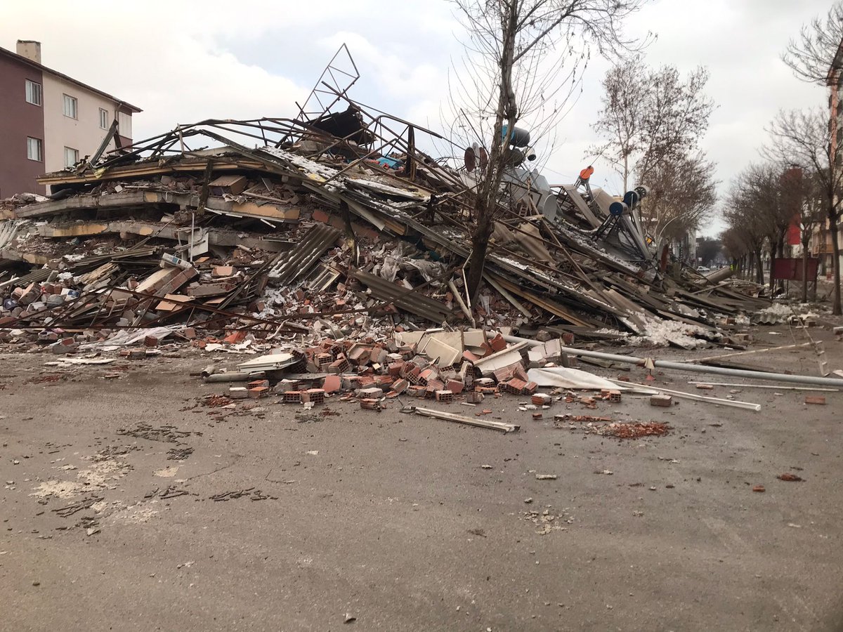 Elbistan, Ceyhan mahallesi Ceylan parkının yanı abimizin kızı, damadı ve 2 torunu acil yardım. <a href="/ElbistanBel/">Elbistan Belediyesi</a> <a href="/ElbistanHaber/">Elbistan Haberleri</a> <a href="/ElbistanETSO/">Elbistan Ticaret ve Sanayi Odası</a> <a href="/ElbistanOlay/">Elbistan Olay</a> <a href="/TC_icisleri/">T.C. İçişleri Bakanlığı</a> <a href="/ihhafet/">İHH Afet Yönetimi</a> <a href="/kizilayafet/">Kızılay Afet</a>