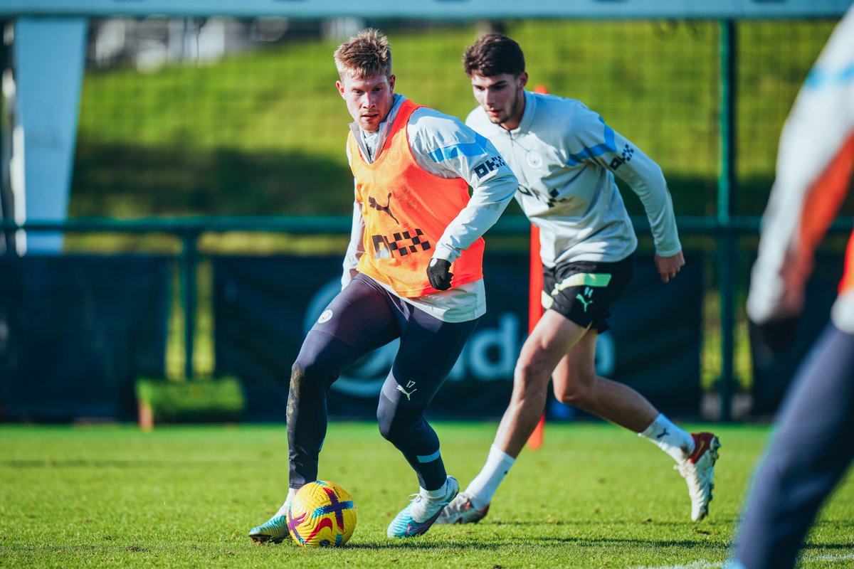 ManCity's tweet photo. Preparing for Villa! 📈 https://t.co/oUgrRCYDQY