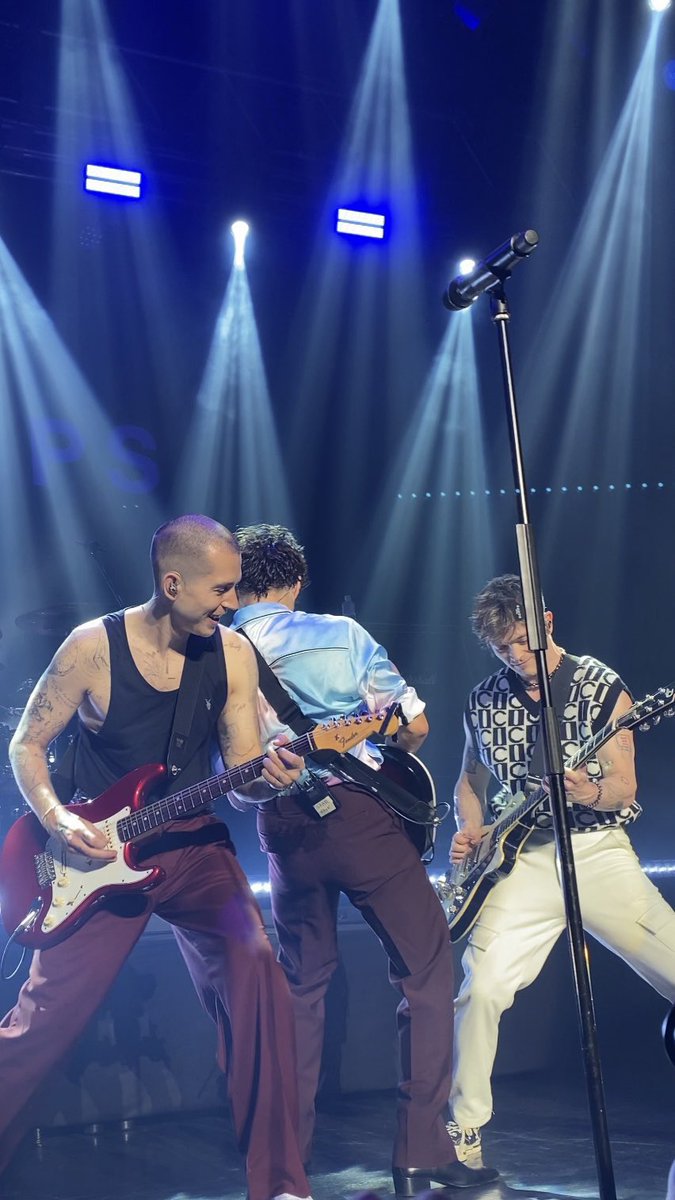 the vamps updates on Twitter "the vamps performing risk it all via 1D
