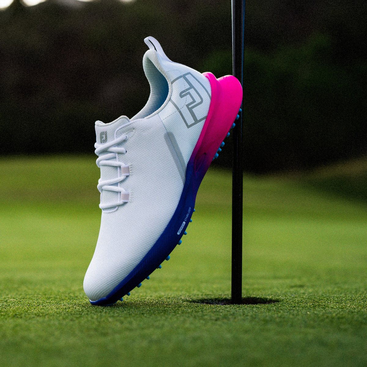 FootJoy's tweet photo. Durable Breathability. ๐ซก
Lightweight Cushioning. โ๏ธ
Superior Traction. ๐๏ธ
#BringTheHeat #FJFUEL https://t.co/CmTguhW36H