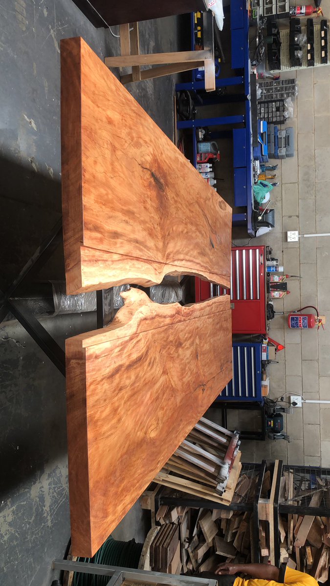 daniele__amore's tweet image. This is what we call a live edge table.

I decided not to use resin on this one and go with glass through the middle. 

10 seater. 

#handmade #handmadefurniture 
#decordesign #woodworking #design #furnituredesign #Turkey #Grammys2023