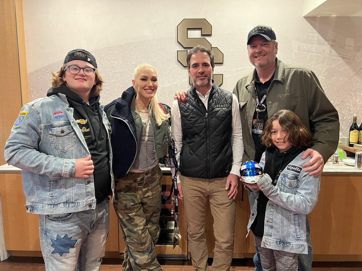 Blake, Gwen and their kids with #JimmieJohnson at the #NASCAR #BuschLightClash in LA Coliseum | 2/5/2023
@blakeshelton @gwenstefani 🥰

📸: randcpmk