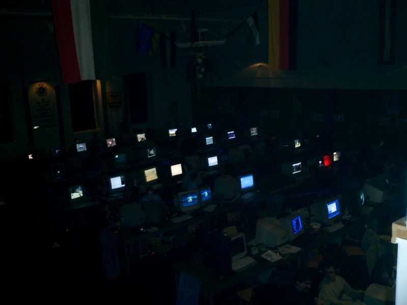 Auch schön anzusehen: Die ganze Halle wird in der Dunkelheit zum #RechnerMeer - damals mit #RöhrenMonitor, heute mit modernem #Flachbildschirm. #BoerdeLAN #BLAN #BLANostalgie #OrgaGedanken #Mellerich