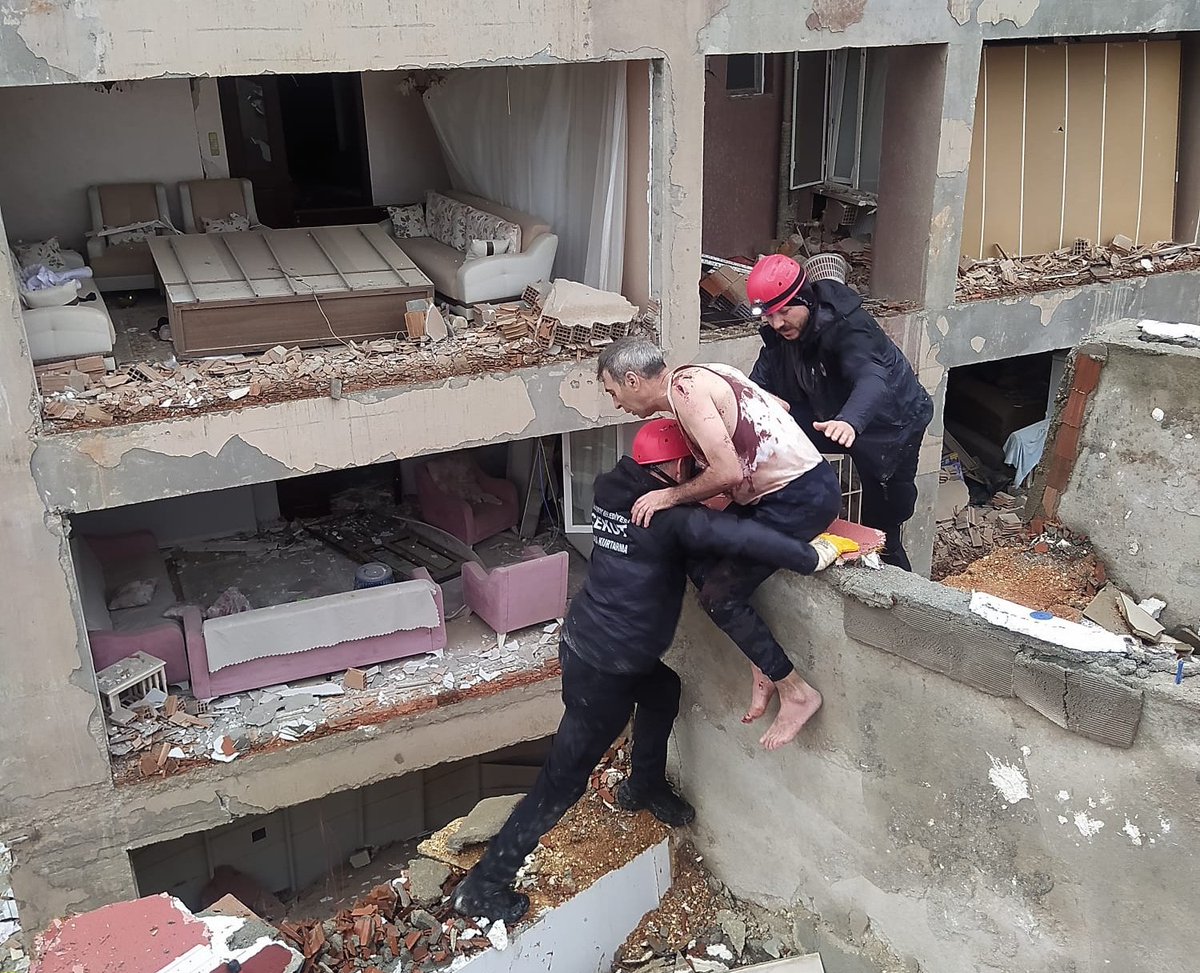 AhmettPoyraz's tweet photo. Çekmeköy Belediyesi Arama Kurtarma Ekibimiz ÇEKUT #Hatay'da enkaz bölgesine ulaşarak arama kurtarma çalışmalarına destek veriyor. https://t.co/QwuN72tghK