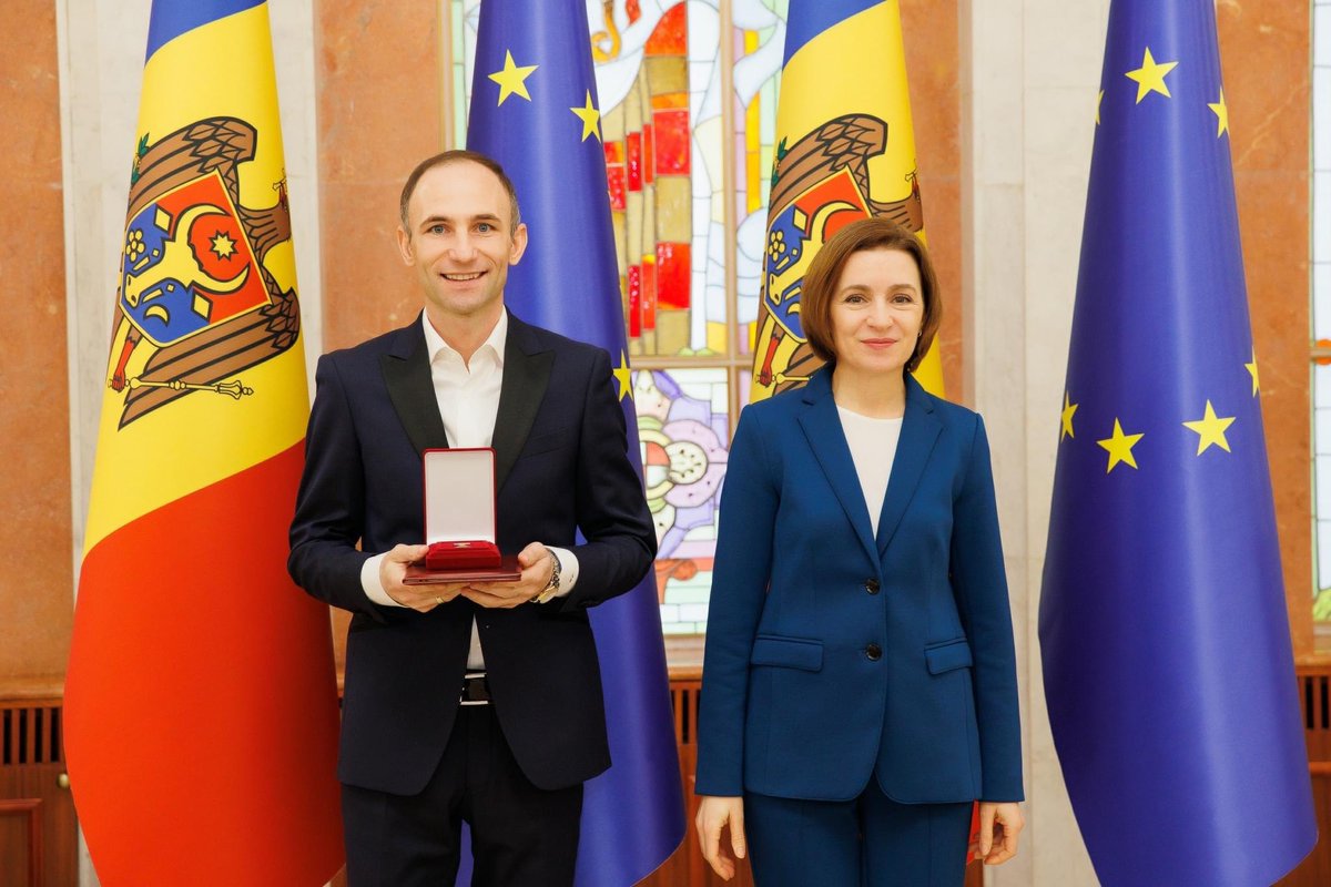 PaladiIon's tweet photo. Sunt onorat și mândru pentru distincția de ''Artist al Poporului'' ce mi-a fost oferită de Doamna Președinte @sandumaiamd ‘
Mulțumesc Doamnei Președinte, publicului meu drag și desigur  tuturor celor care mi-au fost alături în ascensiunea mea artistică! https://t.co/f4JoTrk7iV