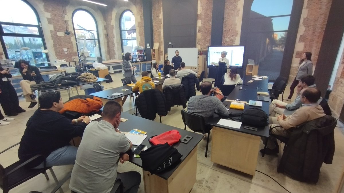 PciiSteam's tweet photo. Presentación de los materiales didácticos #STEAM integrados para #Primaria desarrollados por @PciiSteam de @UBUEstudiantes. 
Docentes de colegios de @jesuitinas conocen el planteamiento de "Mucho más que abejas" y "Mucho más que residuos" en @laestacioncyt.
@educacyl 
#innovacyl https://t.co/umyarsMkVs