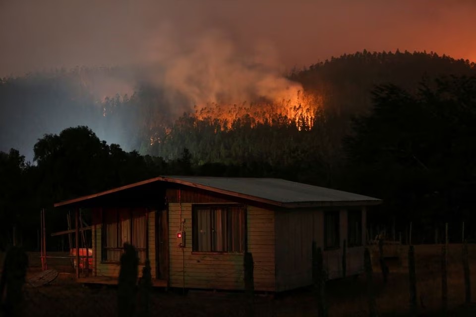DiazCanelB's tweet photo. Nos solidarizamos con el pueblo y gobierno de #Chile por las pérdidas de vidas humanas y materiales ocasionadas en los incendios forestales. Expresamos nuestra disposición de ayudar.

Condolencias a familiares y amigos de las víctimas. https://t.co/wBPjYIawQ5