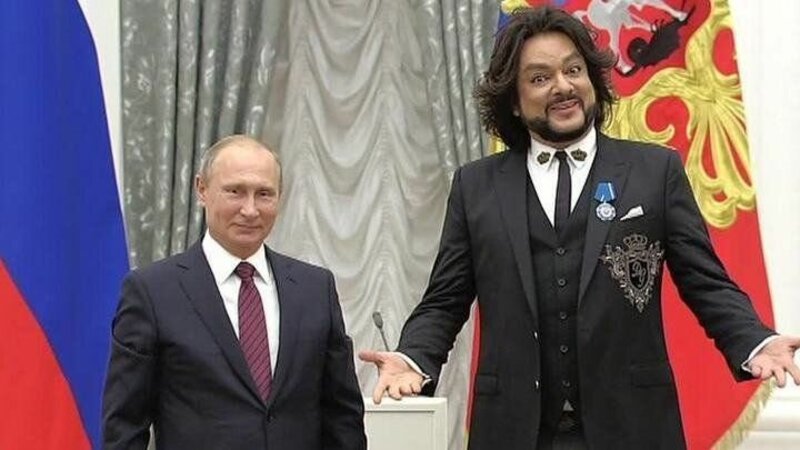 Philipp Kirkorov, a Kremlin propagandist' tool who has been a vocal supporter of the genocide of Ukrainians, partying at the Grammy awards <a href="/RecordingAcad/">GRAMMYS</a>. 

Question: What is he doing in the United States?
#GRAMMYs