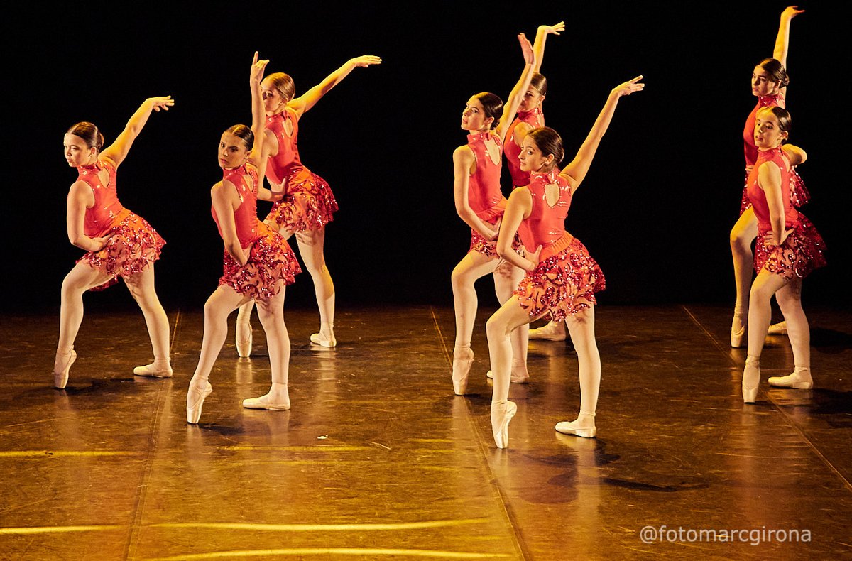caritasgirona's tweet photo. CULTURA SOLIDÀRIA | 👯 #DANSEM, l'espectacle de ball solidari a benefici de @caritasgirona, va ser tot un èxit! El @teatredesalt es va omplir de gom a gom per gaudir d'una vetllada fantàstica plena d'actuacions 💃
Moltes gràcies a tothom per fer-ho possible! 👏
#CàritasSalt https://t.co/pH5RmHW5Jl