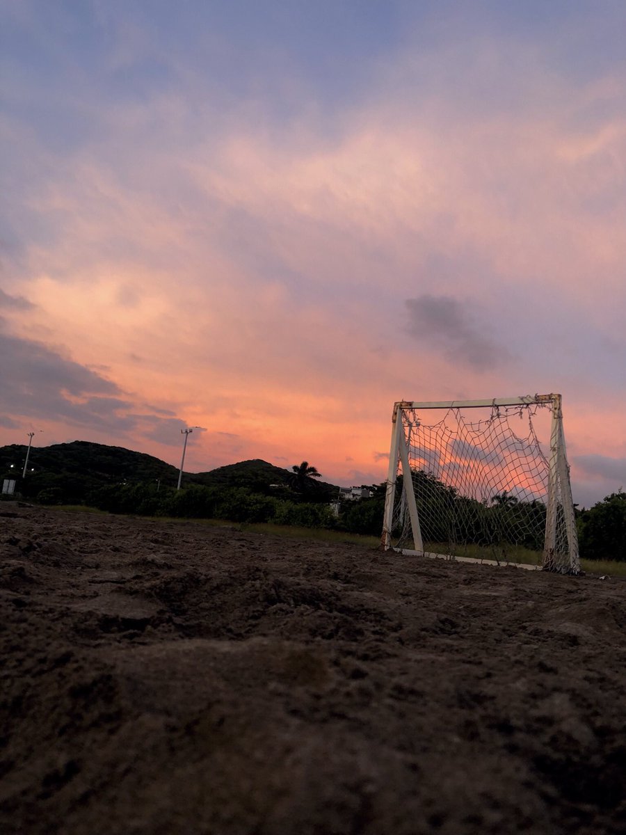 tim22schaefer's tweet photo. Meiner Leidenschaft Fußball kann ich auch in Kolumbien nachgehen. Egal ob beim Schauen (im Stadion), ab und zu im Kontext Schule oder beim Freizeitkick - die Kolumbianer:innen sind fußballbegeistert. #studierenweltweit #erlebees https://t.co/tdHhWHgYTa