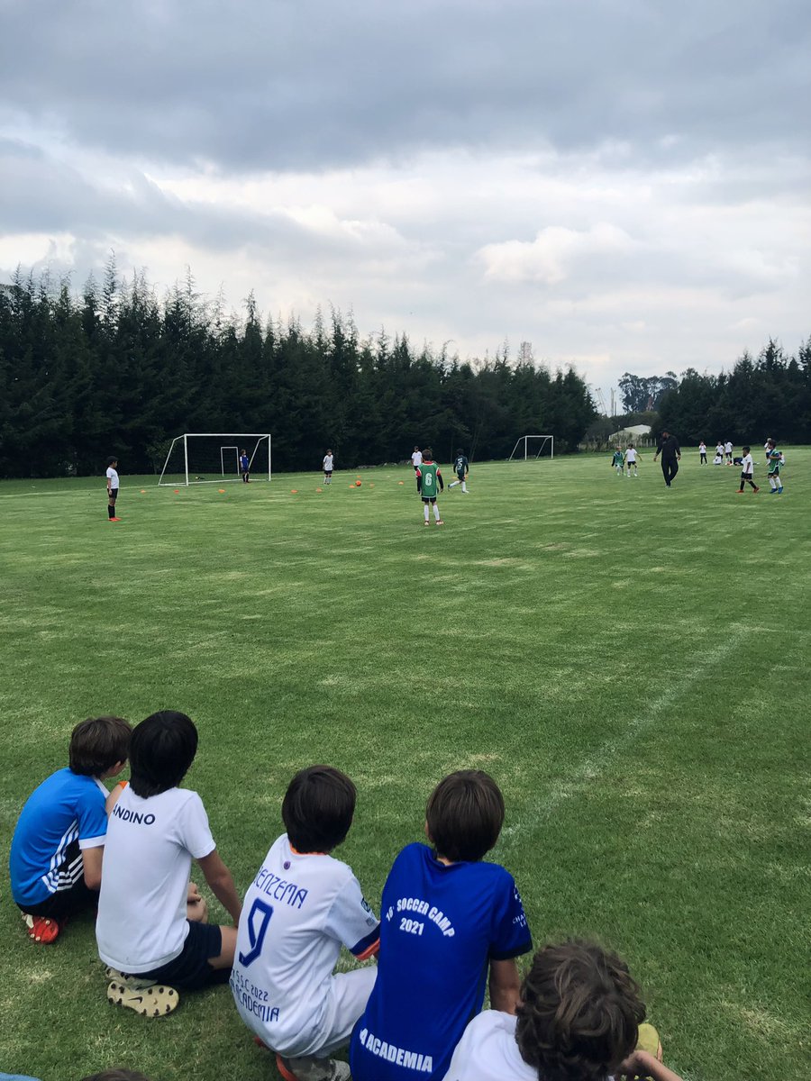 tim22schaefer's tweet photo. Meiner Leidenschaft Fußball kann ich auch in Kolumbien nachgehen. Egal ob beim Schauen (im Stadion), ab und zu im Kontext Schule oder beim Freizeitkick - die Kolumbianer:innen sind fußballbegeistert. #studierenweltweit #erlebees https://t.co/tdHhWHgYTa