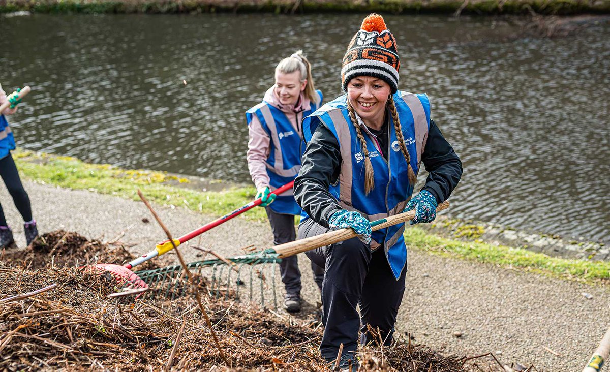 GillFreeman1's tweet photo. .@CanalRiverTrust #charity are encouraging new #volunteers to help protect the waterways in Bath.  

Volunteering by water is thought to have many #wellbeing benefits with research showing volunteers felt less anxious afterwards.  

Read more at https://t.co/4vwsr0EfnE https://t.co/fkhdzjk3kV