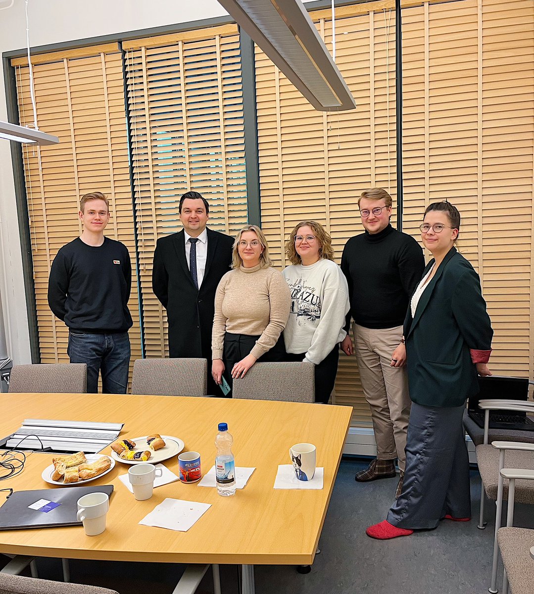 VYYtweets's tweet photo. Tänään tapasimme RKP:n eduskuntavaaliehdokaan ja Vaasan kaupunginvaltuuston puheenjohtajan @Jocke_Strand in. Tapaamisessa keskustelimme mm. opiskelijoiden asemasta Vaasassa ja opiskelijoiden hyvinvoinnista ✨ https://t.co/rvV3X703nX