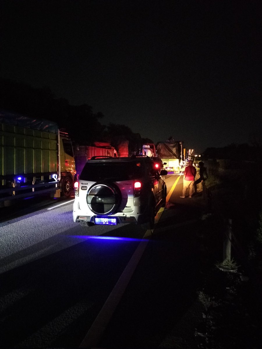 ekopras's tweet photo. Kendaraan berhenti di KM 72 tol Jakarta-Merak dan info dari supir kendaraan jalur berlawanan ada kecelakaan dan menutup jalur. Mohon bantuannya @TMCPoldaMetro https://t.co/2usmkcic4U