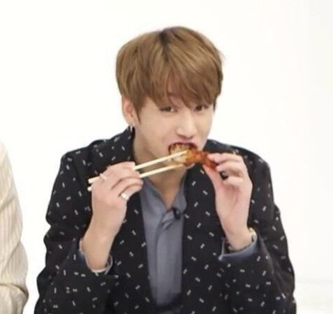 PinkCharbo_BTS's tweet photo. 🎶I like chicken! Everybody likes chicken!🎶

(Can someone tell me who the heck sings that song? Or the song title? I always hear it in the background during Run BTS.)

#ARSD 
#ARMYSelcaDay 
#BTSARSD https://t.co/VEWF92Dnxv