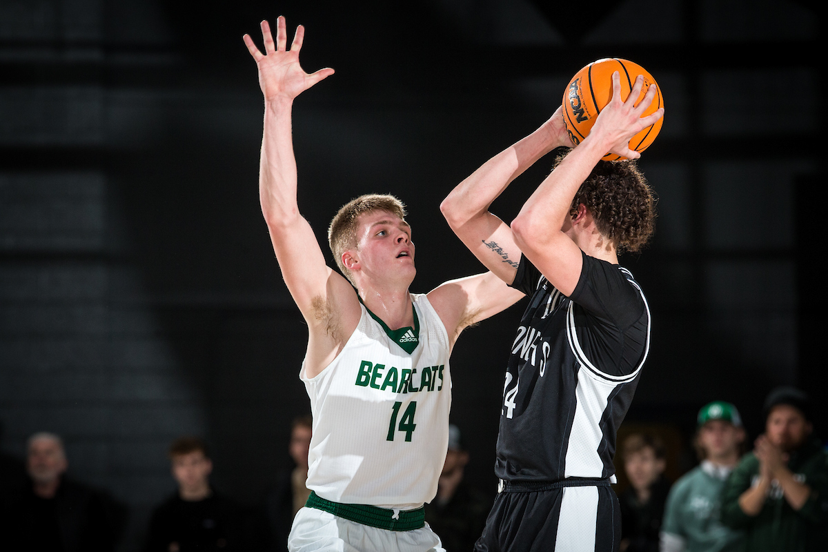 NWBearcatMBB's tweet photo. In its current seven-game win streak, @NWBearcatMBB is limiting its opponents to 48.6 points per game. Northwest has held its seven opponents to 37.1% shooting from the field. The Bearcats have limited their opposition to 22.3% shooting from three-point land. https://t.co/O0SJl8g2Dx