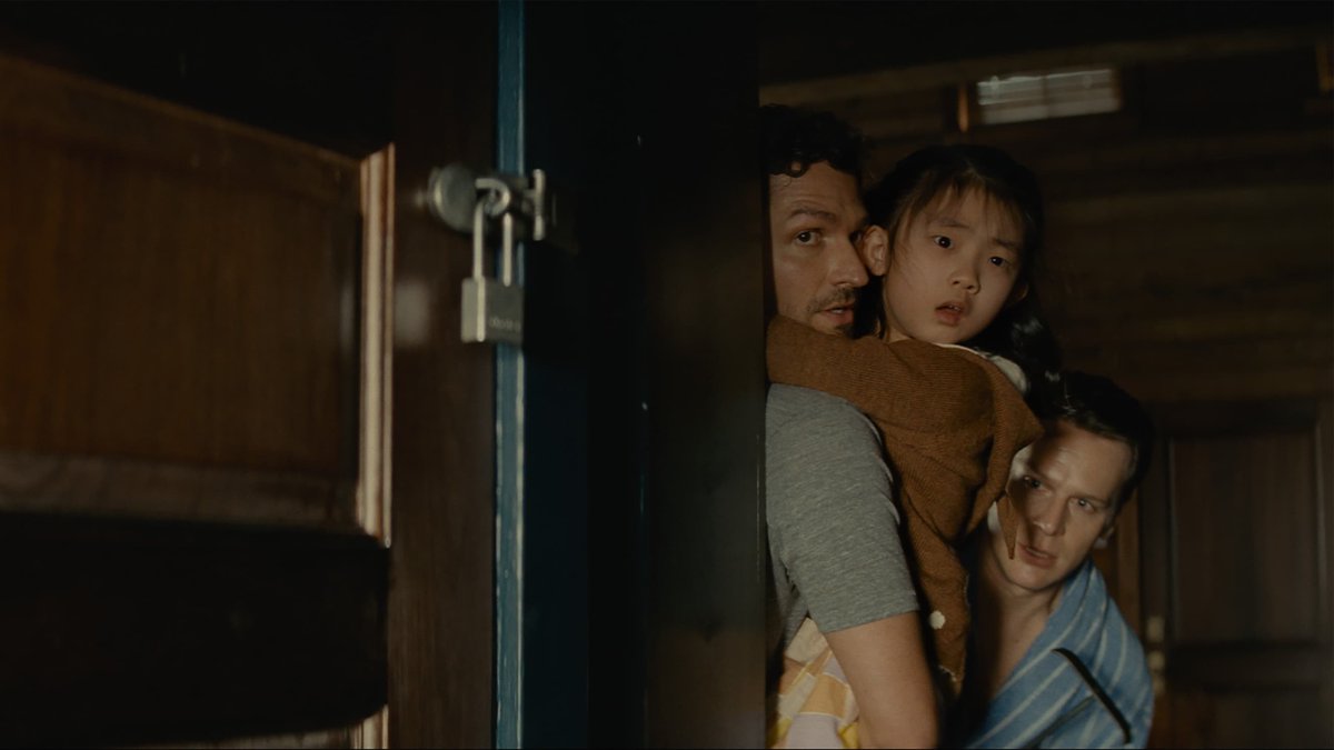 a_odisseia's tweet photo. Crítica | Em “Batem à Porta”, Shyamalan evoca um cinema simples e direto ao ponto, sem perder o poder de emocionar 🎥

#BatemaPortaFilme #KnockAtTheCabin 

<https://t.co/zIKG5s7ydh> https://t.co/oyPlLMYWP9