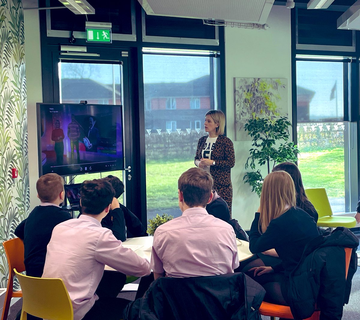 carys_ifan's tweet image. Dydd Llun arferol fan hyn @yr_egin 🙌🏽Gweithdai gwych gan @iwan_griff @mari_grug a mwy i flwyddyn 9 @YGGBM a chriw @AfantiMedia yn ffilmio Jonathan 📸🎬 
#gyrfa #gorllewin #joiobyw #dyfodol