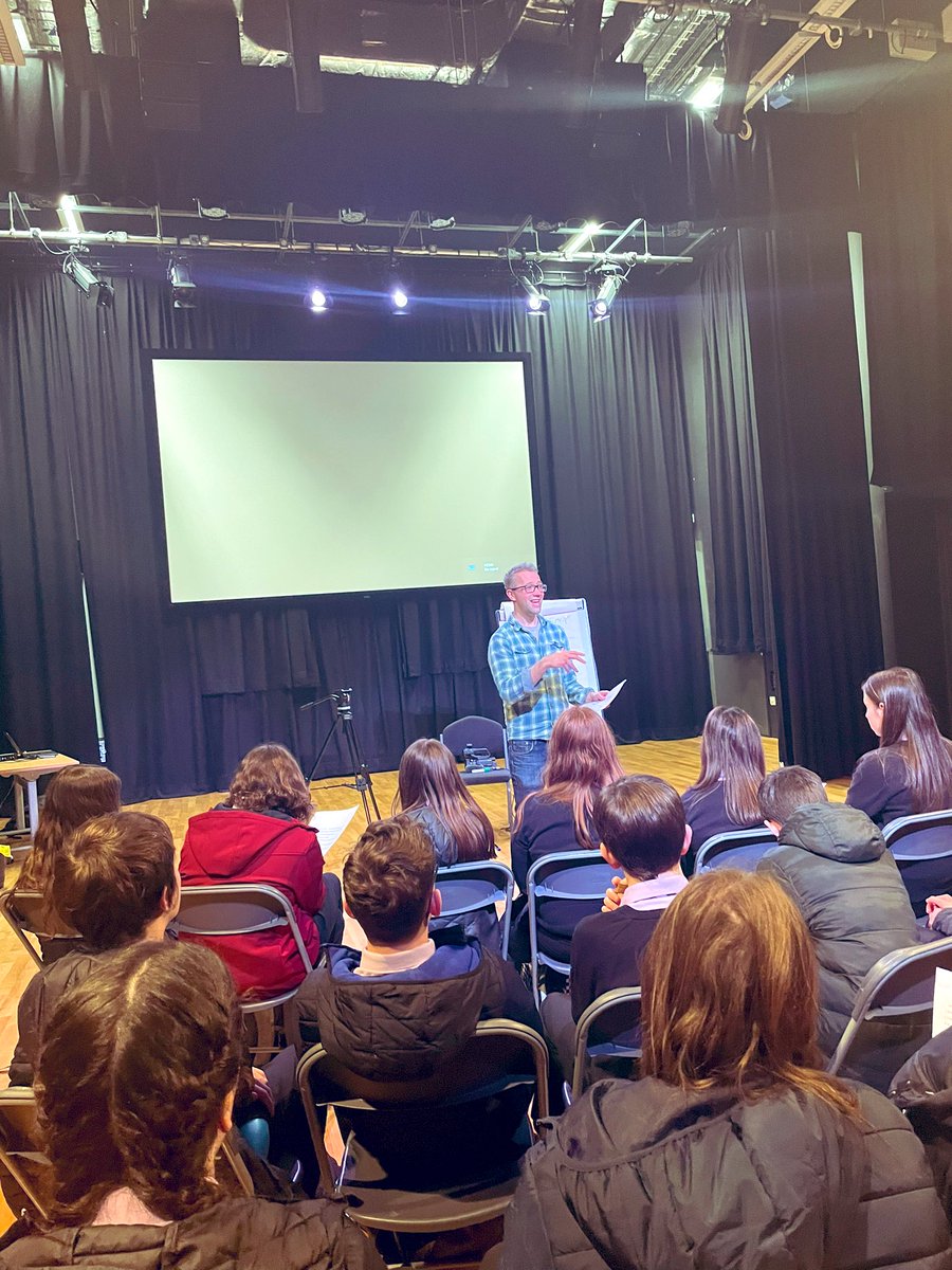 carys_ifan's tweet image. Dydd Llun arferol fan hyn @yr_egin 🙌🏽Gweithdai gwych gan @iwan_griff @mari_grug a mwy i flwyddyn 9 @YGGBM a chriw @AfantiMedia yn ffilmio Jonathan 📸🎬 
#gyrfa #gorllewin #joiobyw #dyfodol