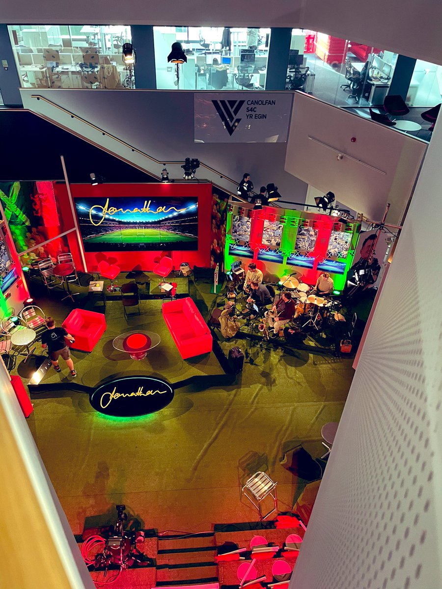 carys_ifan's tweet image. Dydd Llun arferol fan hyn @yr_egin 🙌🏽Gweithdai gwych gan @iwan_griff @mari_grug a mwy i flwyddyn 9 @YGGBM a chriw @AfantiMedia yn ffilmio Jonathan 📸🎬 
#gyrfa #gorllewin #joiobyw #dyfodol