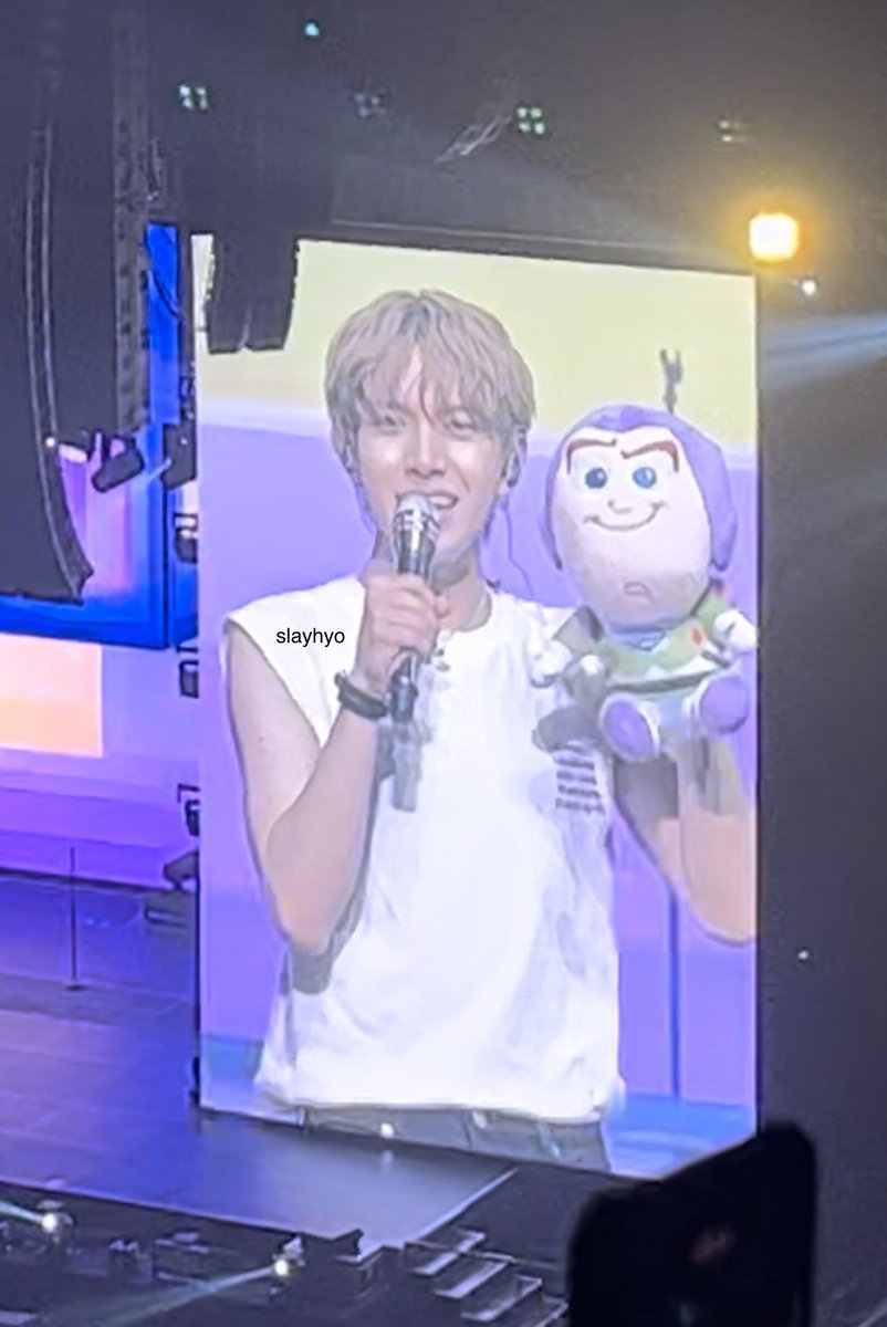slayhyo's tweet photo. heeseung dancing to let me in with his buzz lightyear stuff toy https://t.co/LSJmCT4Jqs