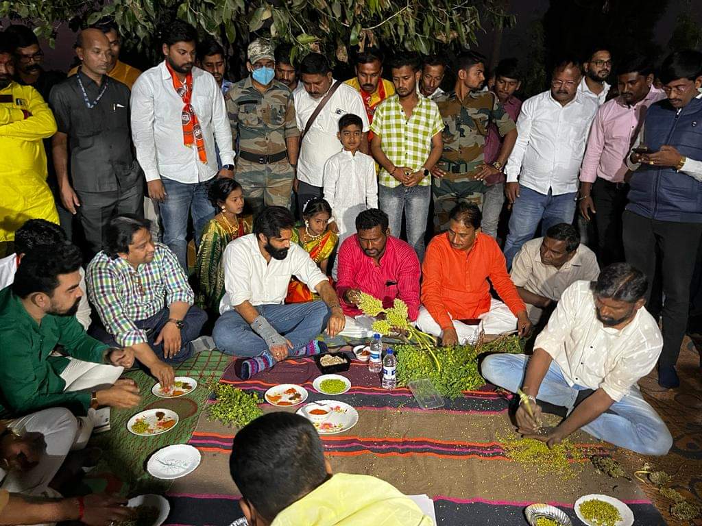 पश्चिम महाराष्ट्र दौऱ्यातील दिवसभराच्या बैठका व गाठी-भेटी झाल्यानंतर मनसे नेते श्री. अमित ठाकरेंनी सोलापूर येथे हुरडा पार्टीचा मनमुराद आनंद घेत पक्षाच्या पदाधिकारी व कार्यकर्त्यांशी गप्पा मारत संवाद साधला.