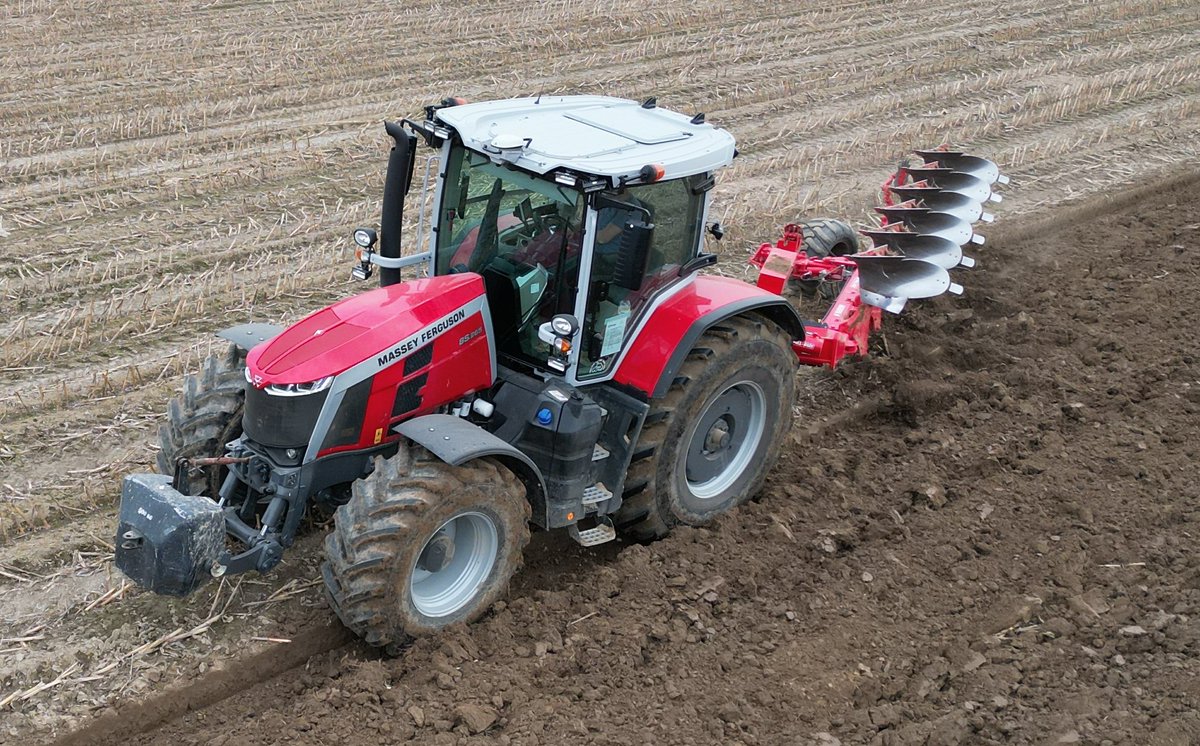 profiMagazin's tweet photo. Pflügen mit einem #MasseyFerguson 8S.265 und 6 Schar #Opall-Agri Europa II Pflug. https://t.co/5Jy4G5rVkj