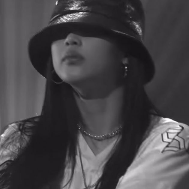 rukapicsz's tweet photo. #RUKA and her hat
she’s so cool https://t.co/SmWH5UJpFc