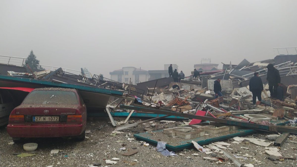 Bahçeli Evler Mah. Trabzon Bulvarı  Dulkadiroğlu Dulkadiroğlu/Kahramanmaraş no:104B NAZAR APARTMANI SİTESİ ulaşılamıyor sesler geliyor.Arkadaşıma ailesine bir çok kişiye ULAŞILAMIYOR!! AFAD EKİBİ ULAŞMAMIŞ DAHA!!!
<a href="/DepremDairesi/">AFAD Deprem</a> <a href="/ahbap/">Ahbap</a> @ahbap_maras <a href="/AFADKMaras/">AFAD Kahramanmaraş</a> <a href="/buyuksehirkm/">Kahramanmaraş Büyükşehir</a>