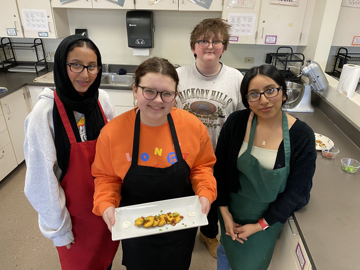 LHS210Wilcoxen's tweet photo. Potato Skins from Ireland ๐ฎ๐ช ๐ฅ #InternationalCooking #WeAreLemont https://t.co/XpTJaWJf1P