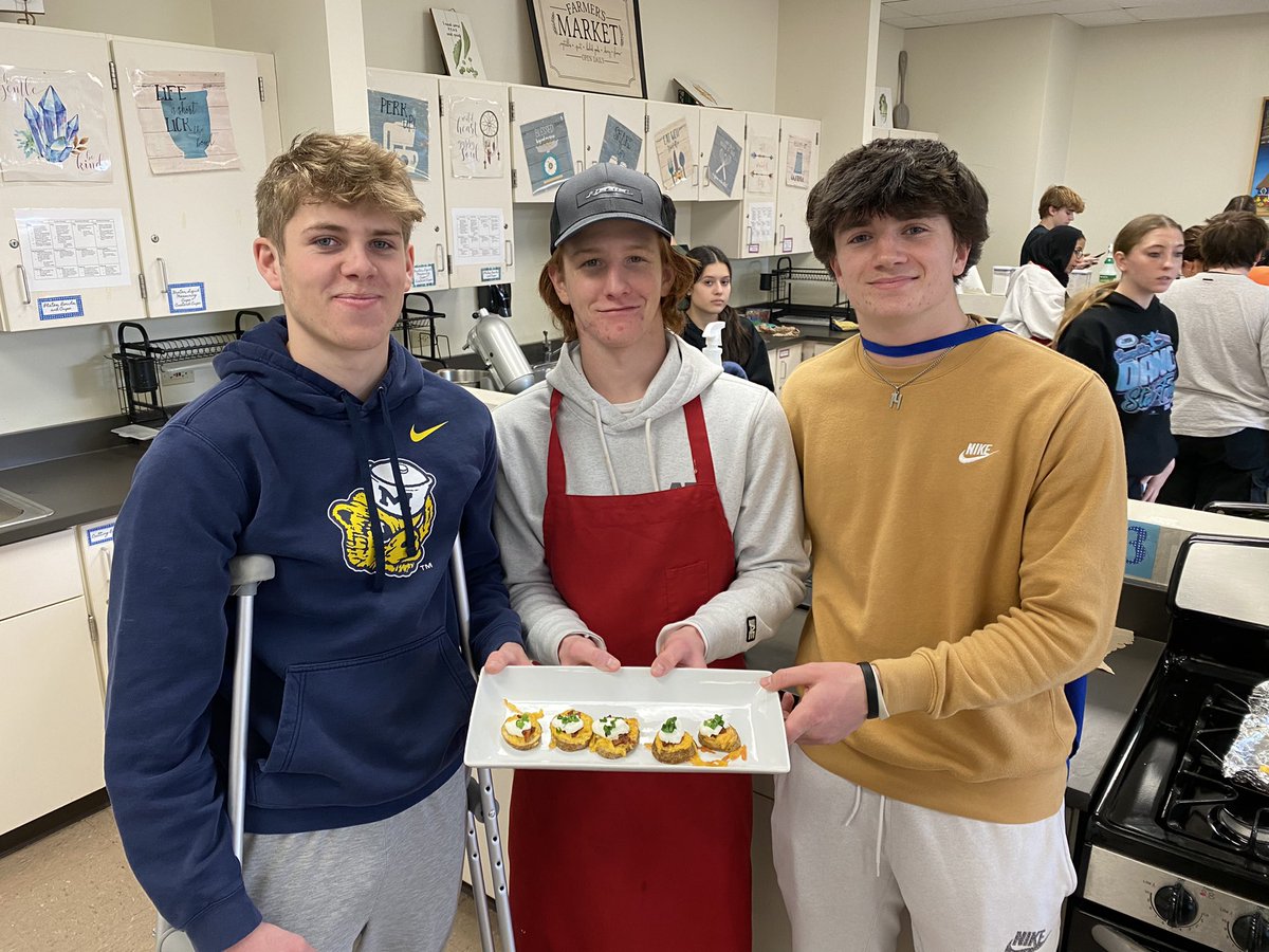 LHS210Wilcoxen's tweet photo. Potato Skins from Ireland ๐ฎ๐ช ๐ฅ #InternationalCooking #WeAreLemont https://t.co/XpTJaWJf1P