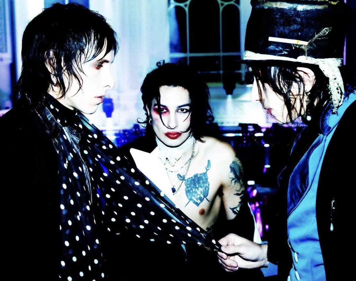 emersonlov3's tweet photo. These pics were edited by an emo who uploaded them to MySpace in 2008 https://t.co/rWcnINuWcO