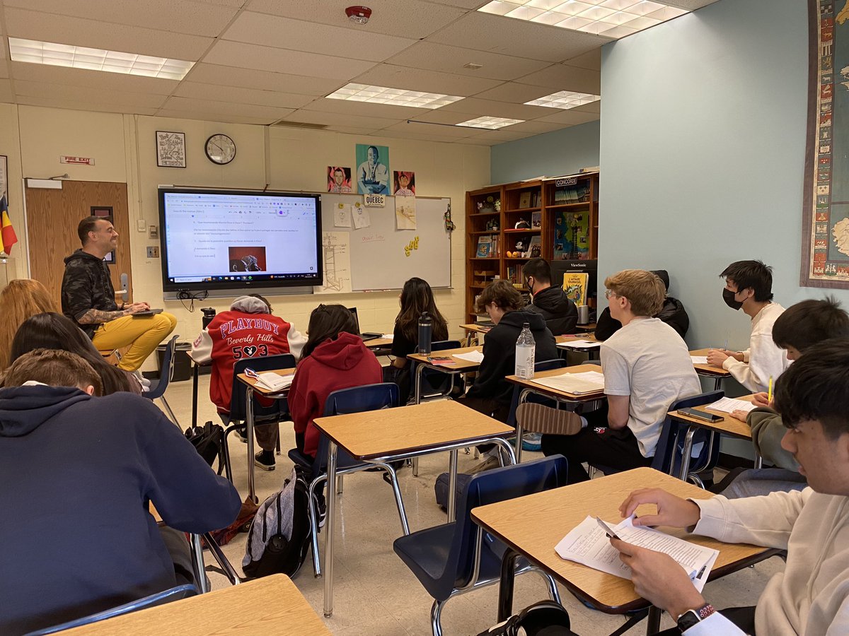 EWlinguists's tweet photo. Reading and discussing Oscar et la Dame Rose by Eric-Emmanuel Schmitt in French 400 with M. Henley. #ewlearns with #authentictexts in World Languages @WheatleySchool @EastWillistonSD https://t.co/y3k9qgbllT