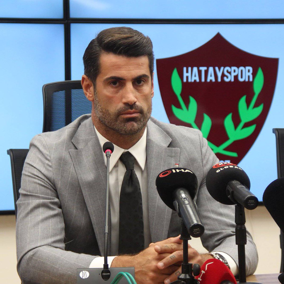 Volkan Demirel.. Geçmişte taraftarlık ruhuyla çok hata yaptık düşmanlık ettik fakat İstanbul'a kaçmak yerine ailenle birlikte Hatay'ın zor günde sesi olup depremzedelere yardımcı oldun. Kalbi güzel, vicdanı güzel insan.. Allah senden razı olsun.