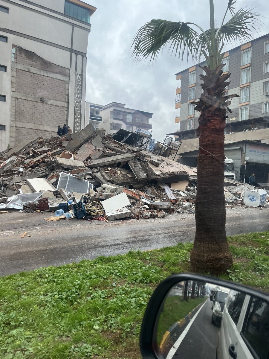 parketmekyasak's tweet photo. Merak edenler için biz iyi durumdayız. Afet üzerinden 18 saat geçti hala enkaz altında yüzlerce insan var. Acil destek gerekiyor. Bina altlarından onlarca yardım isteyen ses geliyor. İnsan gücüyle yetişemiyoruz. Makine lazım. Gıda lazım yemek su lazım çadır lazım battaniye lazım https://t.co/FipABO7ZYY
