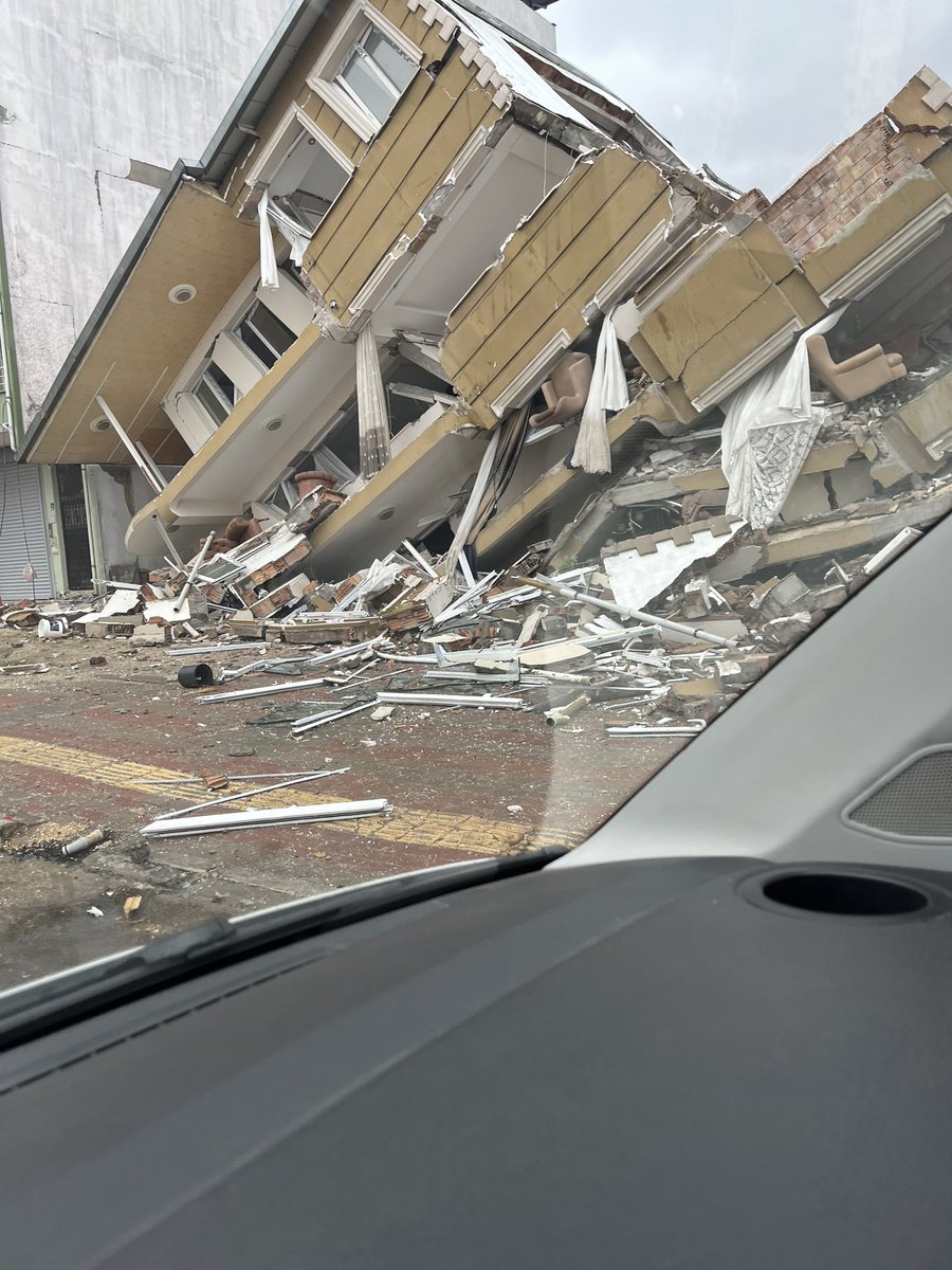 parketmekyasak's tweet photo. Merak edenler için biz iyi durumdayız. Afet üzerinden 18 saat geçti hala enkaz altında yüzlerce insan var. Acil destek gerekiyor. Bina altlarından onlarca yardım isteyen ses geliyor. İnsan gücüyle yetişemiyoruz. Makine lazım. Gıda lazım yemek su lazım çadır lazım battaniye lazım https://t.co/FipABO7ZYY