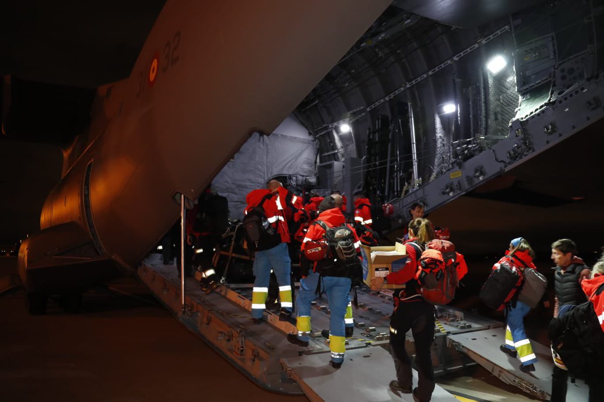 Defensagob's tweet photo. Militares de @UMEgob - y un equipo de #Bomberos de la CAM- vuelan ya en dos aviones preparados en tiempo récord por @EjercitoAire ,con una carga importante de material, para ayudar en las tareas de búsqueda y rescate en el #TerremotoTurquía 🇹🇷 
Todos con #Turquía y #Siria https://t.co/ERQ3Ct8WVc
