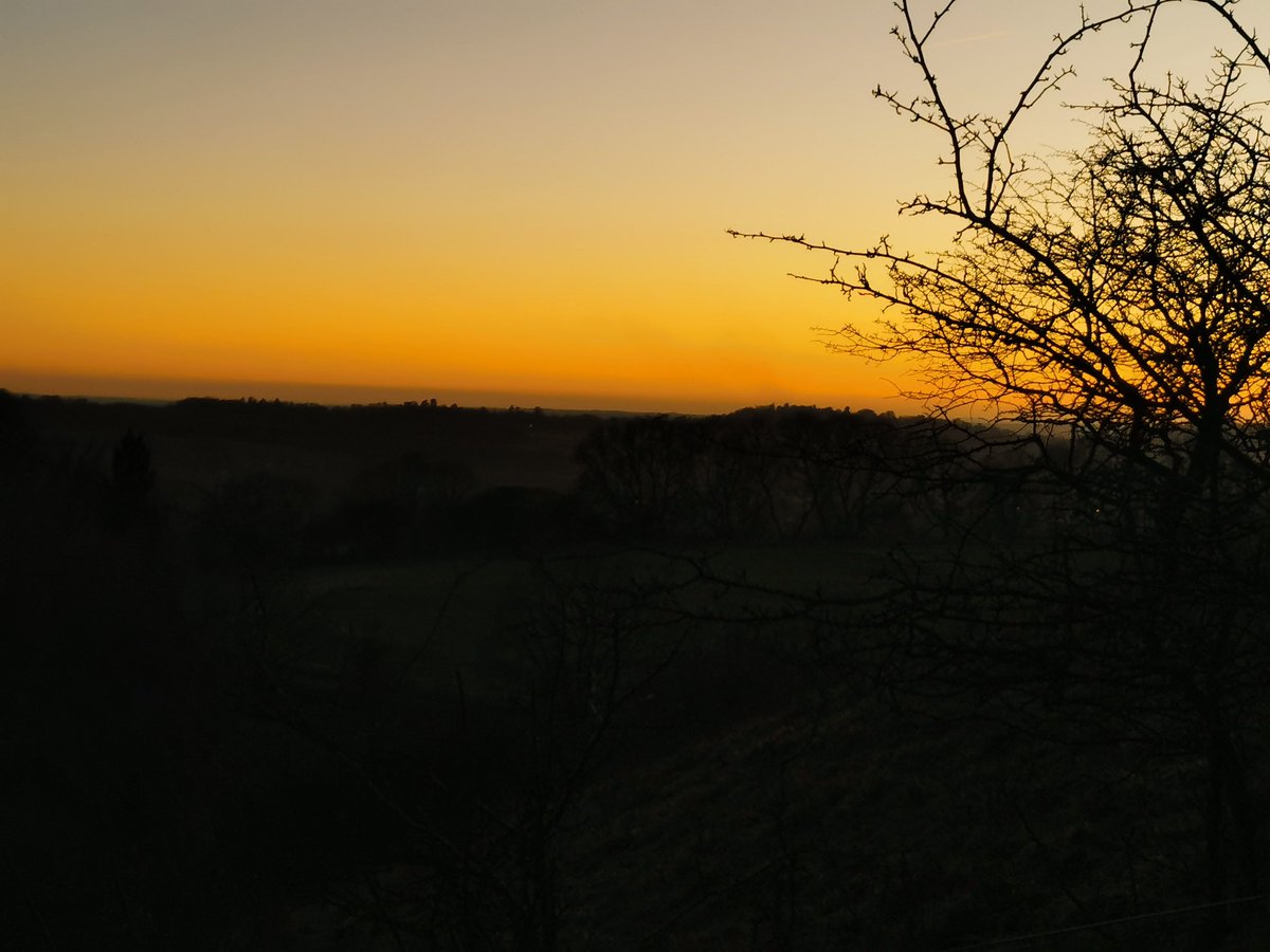 I'm a few hundred miles south but tonight was the first after work in the light run of the year. And what a stunning sunset to light it! 🤩 (Standardly poor sunset photos) Ft. pigs too! 🐖