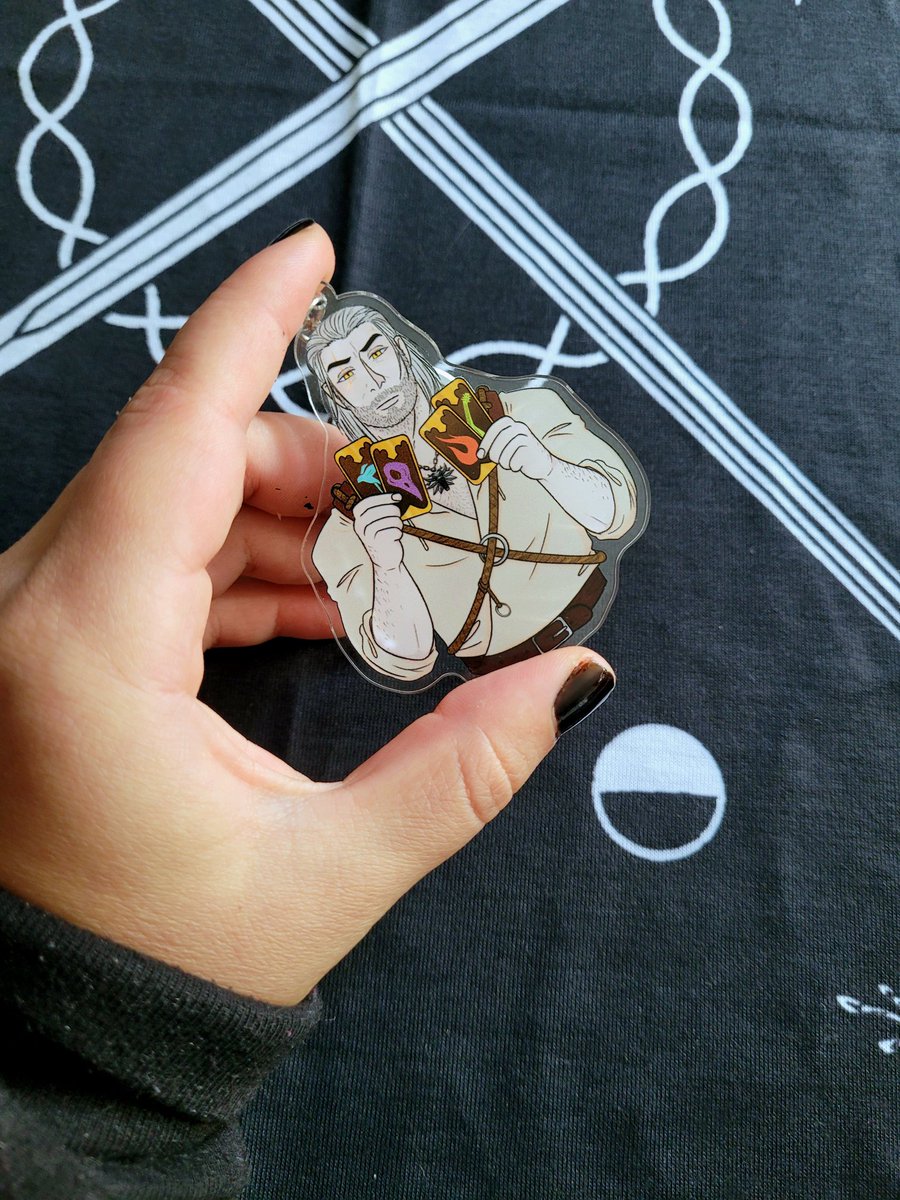 witcherTarot's tweet photo. Our double sided charm of Geralt was designed by @fugguart and printed with @ZapCreatives 🐺

The perfect touch for your bag or set of keys!
#TheWitcher #fanproject https://t.co/uCtFtQZuR9