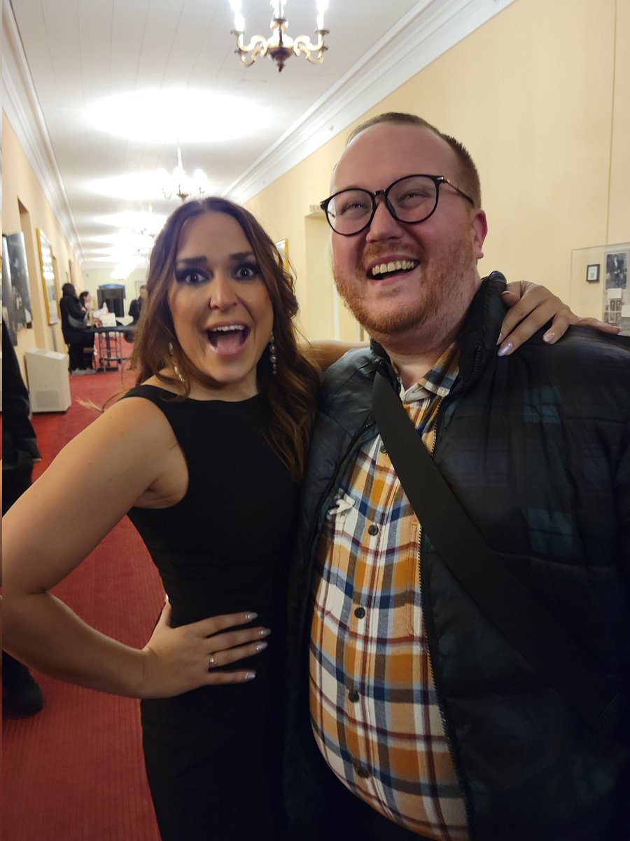 Last night, @JessicaVosk asked me if I had recently gotten married. Alas, I'm still very single. But hopefully her psychic powers are as magical as her vocal/acting/comedic powers. Bravo, Ms. Vosk! Truly wonderful to see you once again! 💚 @celebrityseries 
📸: @RKOLemonJack