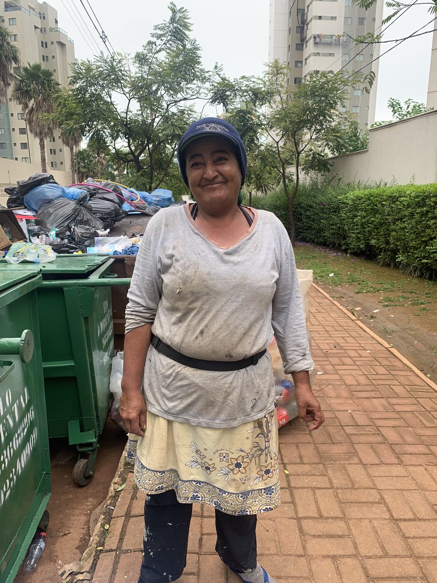 _florameirelles's tweet photo. Gente, eu nunca pedi ajuda aqui no twitter e nao faço ideia como funciona. Essa é a a Andreia, nos conhecemos entre "bom dia" dados quando nos esbarravamos. Por um tempo não a vi na minha rua, mas achei que havia mudado o local de catar lixo. Outro dia quando a encontrei ela me + https://t.co/3uJGBF4Qul