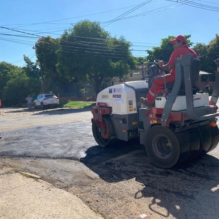 JesusLaraPy's tweet image. 🚧 Siguen los trabajos de recapado asfáltico sobre las principales calles del barrio Zeballos Cue.

#JesúsLaraConcejal🇦🇹 
#ZeballosCueAvanza